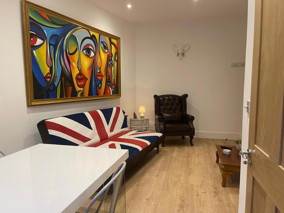 Ferienwohnung Bagshot Pennyhill Camberley Ascot Luxury 2 Beds 1 Bath Sleeps 4 Pets Ok Permit Parking Exterior foto