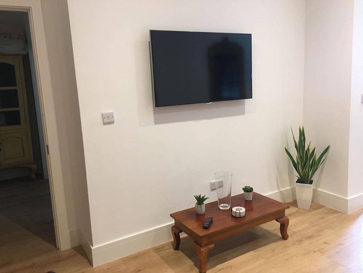 Ferienwohnung Bagshot Pennyhill Camberley Ascot Luxury 2 Beds 1 Bath Sleeps 4 Pets Ok Permit Parking Exterior foto