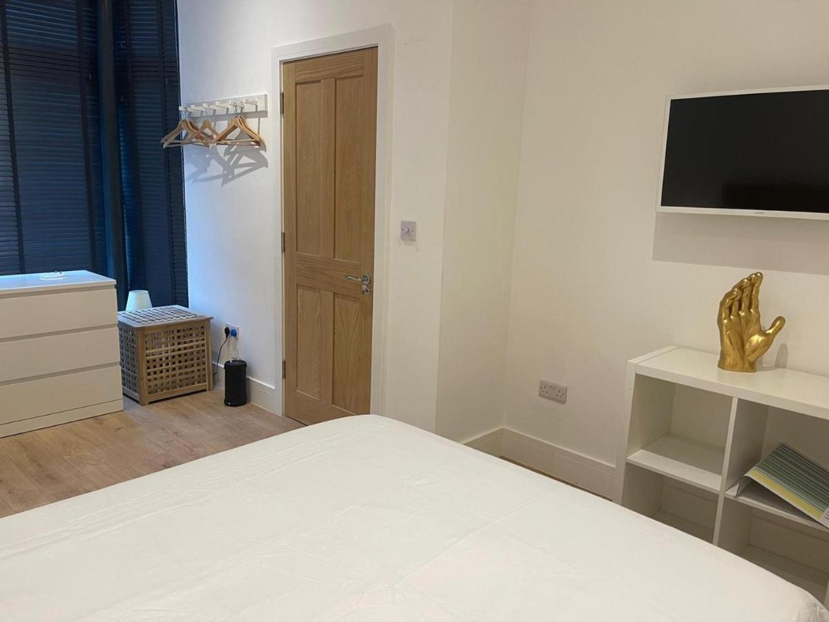Ferienwohnung Bagshot Pennyhill Camberley Ascot Luxury 2 Beds 1 Bath Sleeps 4 Pets Ok Permit Parking Exterior foto